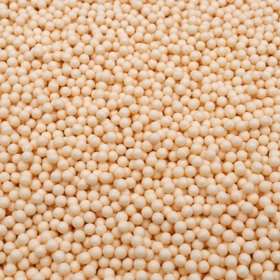 Esferas pequenas creme e lisas em grande quantidade