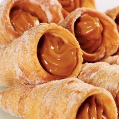 cones de pastelaria recheados com creme castanho polvilhados com açúcar