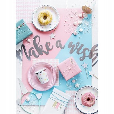 Mesa decorada com bolos, copo de papel, pratos, caixa de presente rosa e faixa 'Make a wish'