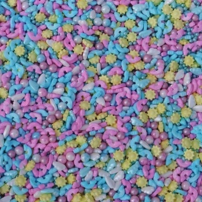 Confeitos coloridos em cores pastel e várias formas para decoração de bolos