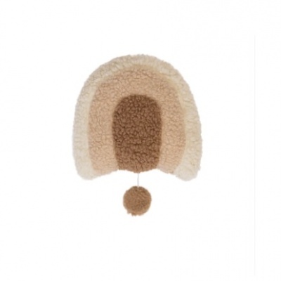 tapete decorativo semicircular em tons de bege e castanho com pompom