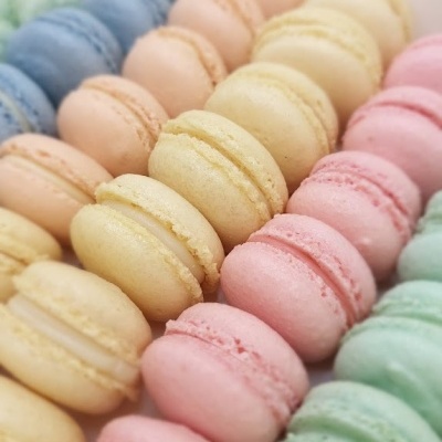 Macarons coloridos em caixa branca