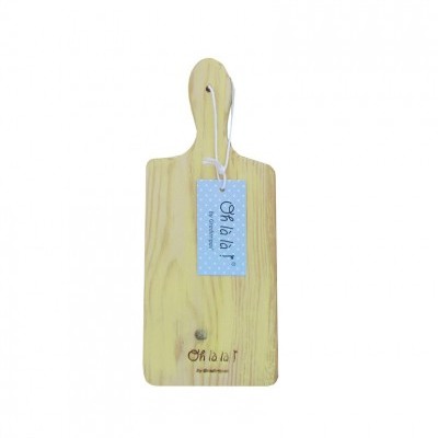 Tábua de madeira clara com etiqueta azul e cordão branco
