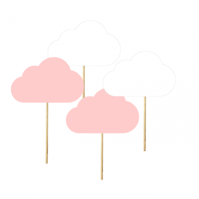 Decorações em forma de nuvens cor-de-rosa e brancas com hastes de madeira.