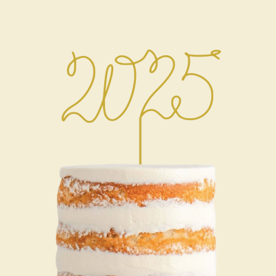 Bolo de camadas com topo dourado 2025