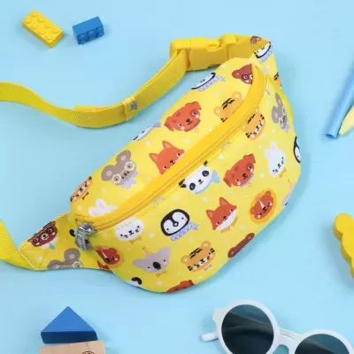 Pochete infantil amarela com desenhos de rostos de animais coloridos