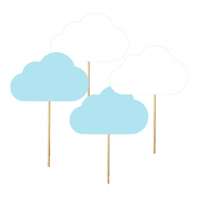 Nuvens de papel azul e branco em palitos de madeira