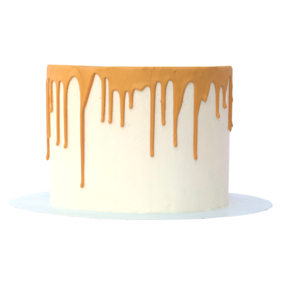 Bolo redondo com cobertura branca e calda castanha escorrendo pelas laterais