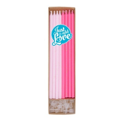 Castiçais de vela rosa em caixa de cartão com etiqueta 'Just add Love'