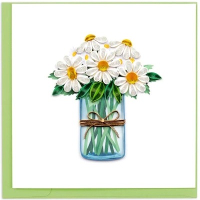 Cartão com flores em quilling no vaso azul com laço de corda e fundo branco com moldura verde.