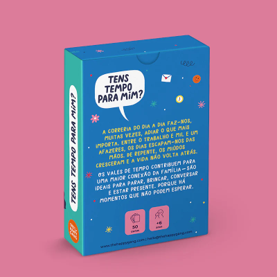 Embalagem azul e verde com texto TENS TEMPO PARA MIM? sobre fundo rosa