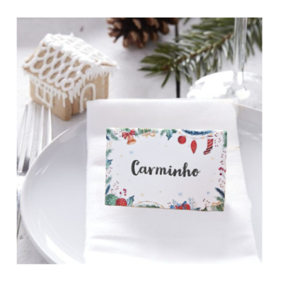 Prato branco com guardanapo e cartão com o nome Carminho