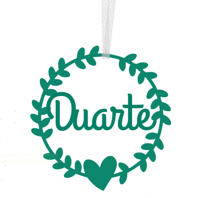 Enfeite pendente verde com nome Duarte em moldura circular de folhas e coração