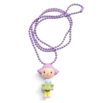 Colar infantil com pendente de boneca e corrente lilás.