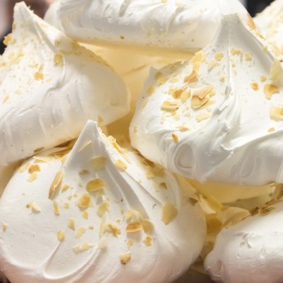 Suspiros brancos decorados com lascas douradas empilhados