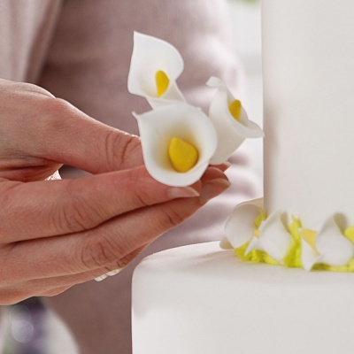 Flores de açúcar a decorar bolo branco