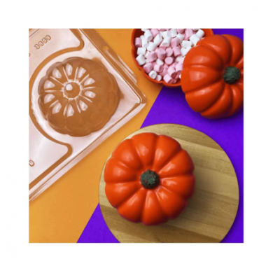 Abóboras artificiais laranjas, base de madeira, marshmallows em tigela branca, forma plástica para abóboras