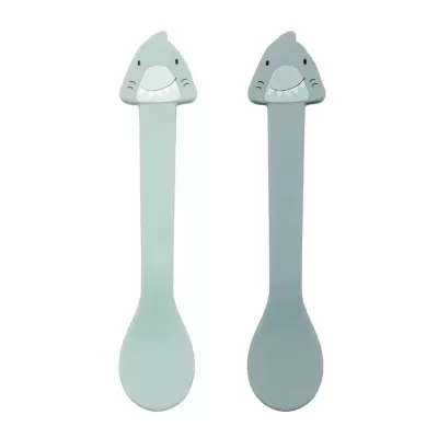 Conjunto de colheres azuis com cabeças de tubarão na parte superior