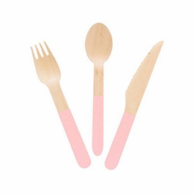 Talheres de madeira com cabo rosa