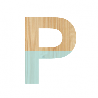 Letra 'P' em madeira com metade pintada de azul claro