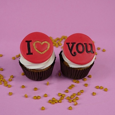 Dois cupcakes com discoteca vermelha e texto I coração e you