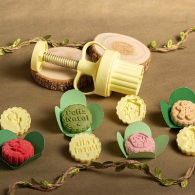 Carimbador amarelo para bolachas com bolachas coloridas decoradas com texto