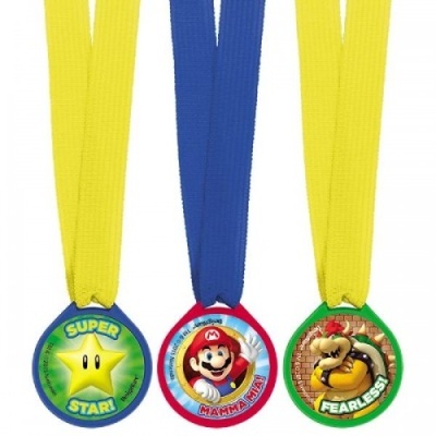 Três medalhas coloridas com fitas amarelas e azul com personagens de Mario e textos