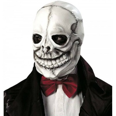 Máscara de caveira branca com gravata borboleta vermelha e casaco preto