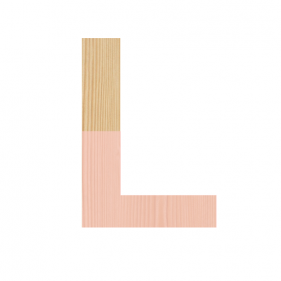 Letra L feita de madeira clara com metade inferior rosa