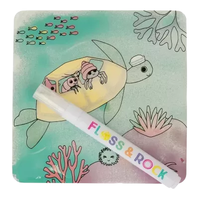 Caneta FLOSS & ROCK sobre ilustração de tartaruga amarela com caranguejos e peixes no mar