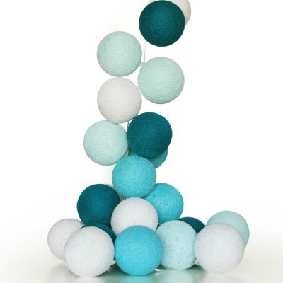 Conjunto de bolas decorativas em tons de azul, branco e verde-água com textura de fio sobre fundo branco