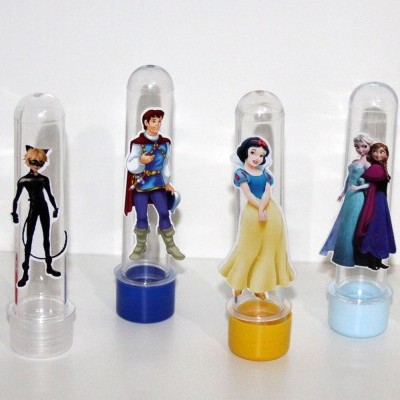 Miniaturas de personagens de desenhos animados em cápsulas transparentes com bases coloridas