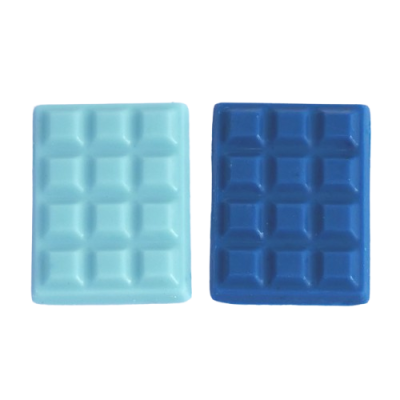 Dois sabões sólidos azul claro e azul escuro com relevo quadrado