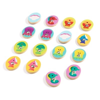 Peças ovais coloridas de madeira com animais marinhos e bolinha metálica central