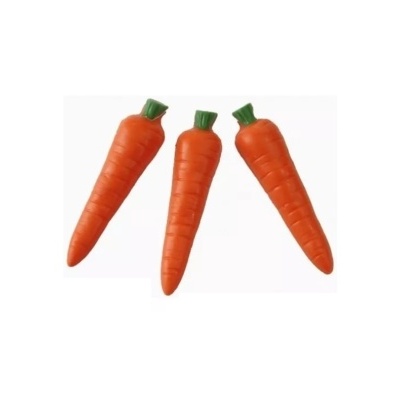 Três cenouras artificiais de plástico laranja com folhas verdes sobre fundo branco.