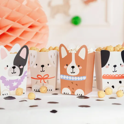 Caixas de papel para festa com desenhos de cães e bolinhas de cereal
