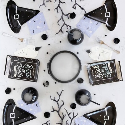 Conjunto de festa Halloween com pratos chapéu de bruxa, guardanapos morcegos, copos pretos, pratos livro 'Book of spells', pássaros brancos e galhos pretos brilhantes