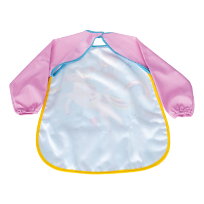 Babete longo para crianças com mangas rosa, partes em azul e amarelo, e desenho de unicórnio na frente