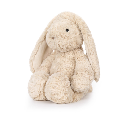 Urso de peluche bege com orelhas longas sobre fundo branco