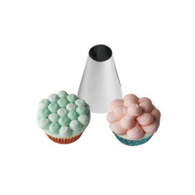 Cupcakes decorados com glacé pastel e acessório metálico