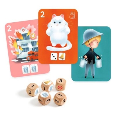 Cartas de jogo ilustradas com gato, casa em chamas e bombeiro, e cinco dados de madeira.