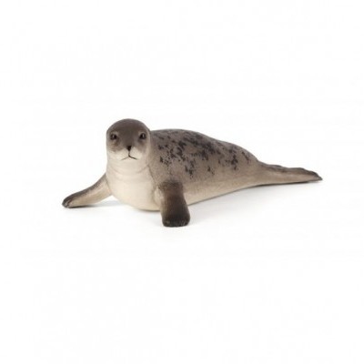 Pelúcia de foca cinzenta com manchas escuras sobre fundo branco