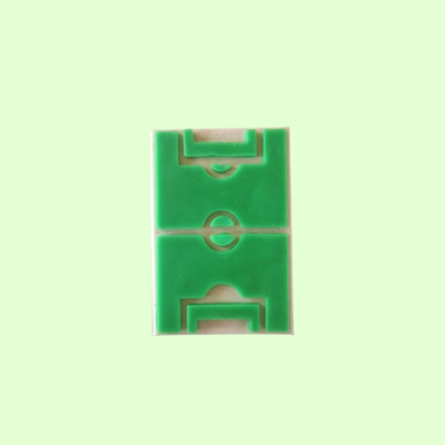 Campo de futebol de brinquedo verde com marcações brancas