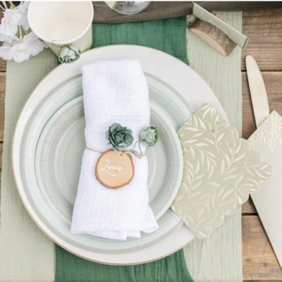 Conjunto de mesa cerâmico branco e verde com guardanapo branco e cartão decorativo verde