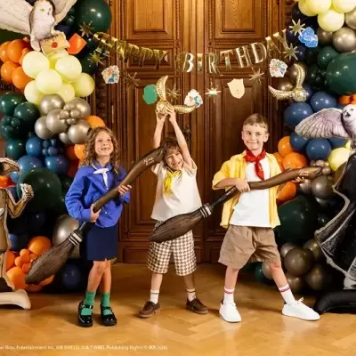 Festa de aniversário temática Harry Potter com crianças e decoração colorida