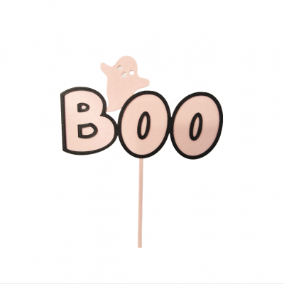 Decoração de Halloween com texto BOO e um fantasma em madeira sobre palito.