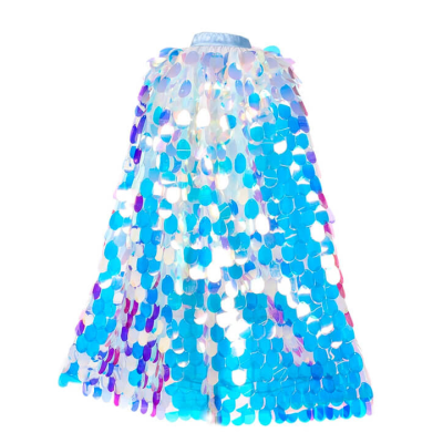 Capa com lantejoulas azuis e iridescentes