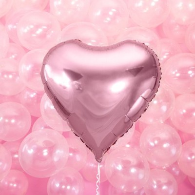 Balão de coração metálico rosa rodeado por balões translúcidos rosa