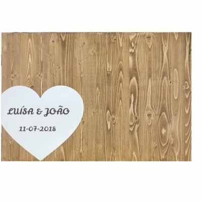 Placa de madeira com coração branco e texto LUÍSA & JOÃO e data 11-07-2018
