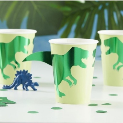Copos de papel amarelos com dinossauros verdes metálicos e caudas, decoração de festa com dinossauro azul